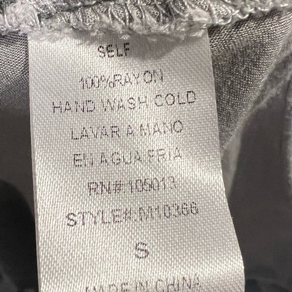 Andree By Unit Shirt Womens SMALL gray Embroidered Floral Boho Flowy Crinkle - Picture 6 of 7